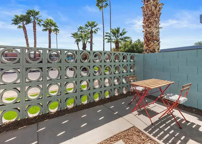 Large Studio Rooftop & Poolside - Walk To Old Town